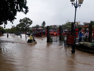 Sông Thu Bồn dâng cao, phố cổ Hội An bắt đầu ngập lụt