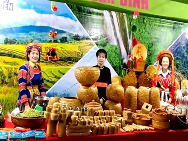 Tuyên Quang: Sắc màu dân tộc tại hội chợ